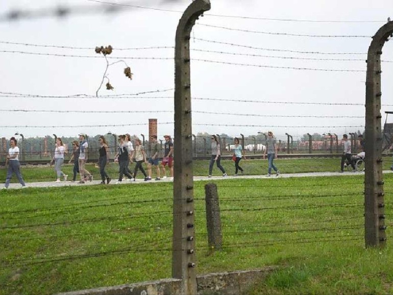Domani papa Francesco ad Auschwitz, tra "disumanizzazione" e oasi di speranza