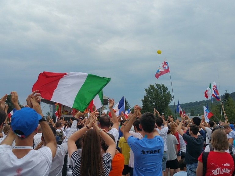 Un "assaggio" di Cracovia a Bielsko. Un mare di bandiere e preghiera in tante lingue.