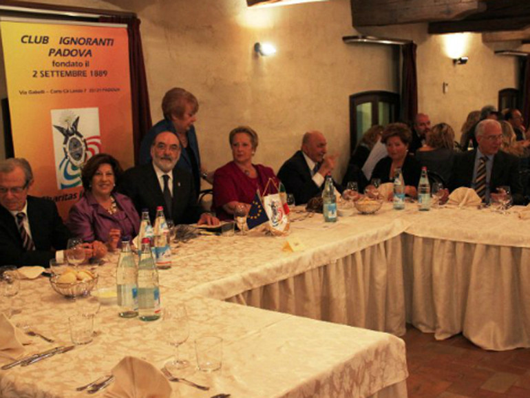 Dal 1889 il Club Ignoranti sposa festa e solidarietà tra loro Dal 1889 il Club Ignoranti sposa festa e solidarietà tra loro