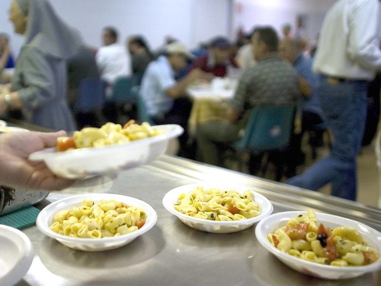 Rapporto Caritas 2015: in Italia a troppi è negato il diritto al cibo Rapporto Caritas 2015: in Italia a troppi è negato il diritto al cibo