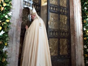 Dall’apertura della prima Porta Santa a Bangui al “mea culpa” per i poveri, un anno che non dimenticheremo