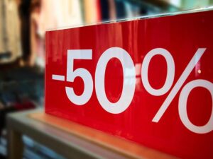 Saldi: sì, ma con giudizio. I saldi sono un’opportunità per una spesa conveniente ma è anche vero che essi solleticano il desiderio oltre la necessità