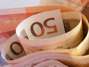 Il rischio di una recessione. Si parla di recessione quando il prodotto interno lordo (Pil) registra una contrazione per due trimestri consecutivi