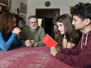 Di fronte alle tragedie i bambini e i ragazzi ci guardano. Sta ai genitori mostrare le tracce nascoste della Provvidenza nelle pieghe della vita famigliare