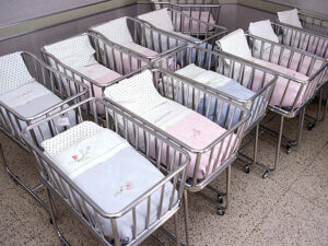 Altopiano. Troppe poche nascite, a rischio la sicurezza del reparto neonatale di Asiago