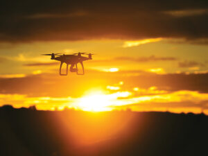 Non solo droni. Nel cielo ferito ci sono anche scie diverse di umanità