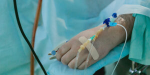 Come spiegare la malattia grave o la morte di una persona cara a un bambino, in modo vero ma appropriato?