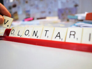 Ali tarpate per il volontariato. Un grande valore economico e sociale, ma intrappolato da norme contraddittorie