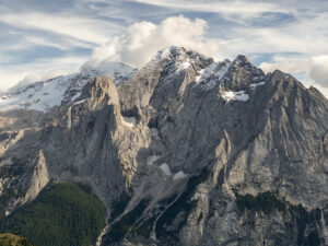 Marmolada in bilico. Il ghiacciaio sta morendo, ma non bisogna continuare a lottare