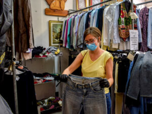 Abbigliamento. Dignità e parità anche per chi ha meno soldi