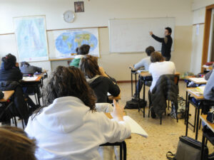 L’utilizzo delle tecnologie digitali in classe. In altri Paesi è in corso una seria revisione rispetto all’uso di diversi device in giovane età, fino ad arrivare a veri divieti per i minori