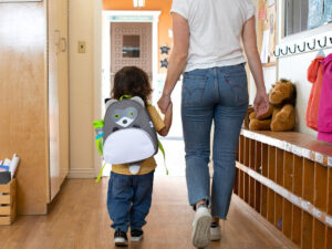 Il supporto welfare che non c’è. Figli e genitori anziani solo sulle spalle delle donne