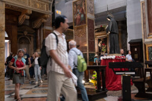 La Basilica di Sant’Agostino in Campo Marzio: un santuario per madri e donne in preghiera
