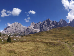 Monte Castellazzo e Cristo pensante. Pensare, pregare e sorridere camminando fra ampi panorami