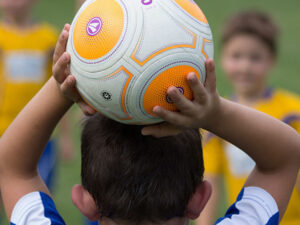 La storia del calcio ai piedi di un bambino… multa a parte