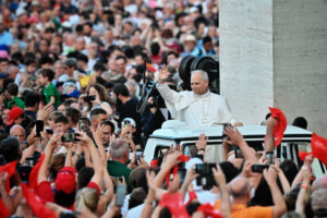 Leone XIV: “Camminare insieme in un mondo lacerato e senza pace”
