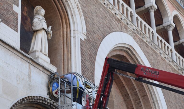 Lo stemma di Papa Leone XIV sulla Basilica di sant'Antonio di Padova ...