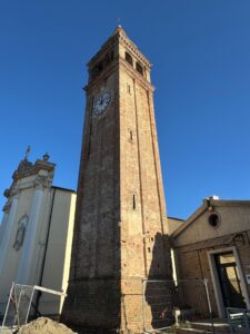 Cona. C’è un campanile che attende solo di essere rimesso a nuovo
