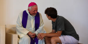 «Ti arrendi?». I giovani padovani e la fede nelle confessioni con il vescovo Claudio