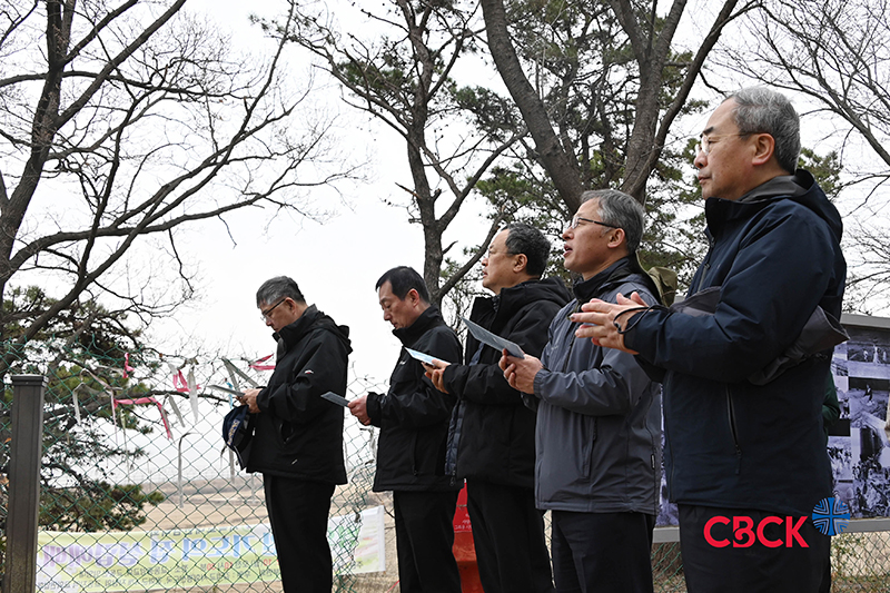 Corea, vescovi guardano in direzione della Corea del Nord e pregano per la pace (Foto CBCK)