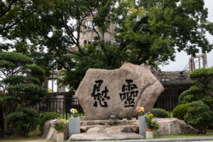 Giappone. La pace sotto e sopra la nube atomica: il dialogo tra i nipoti di un hibakusha e di un militare Usa 