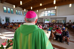 Il vescovo Claudio e l’abbraccio dei giovani al Giubileo: «Una fede da raccontare»