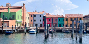 Pellestrina. I volti delle case di mille colori, su un’isola sospesa tra due acque