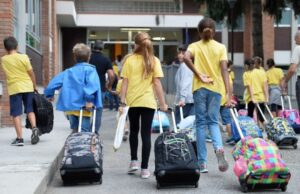 Le iscrizioni a scuola, tappa da non sottovalutare. Le iscrizioni riguardano il cambio di ciclo, cioè i passaggi dalla primaria alle medie, e dalle medie alla secondaria