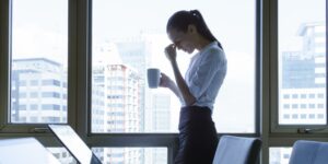 Il lavoro grigio. Ragioni e cura di una “anestesia emotiva” di oggi