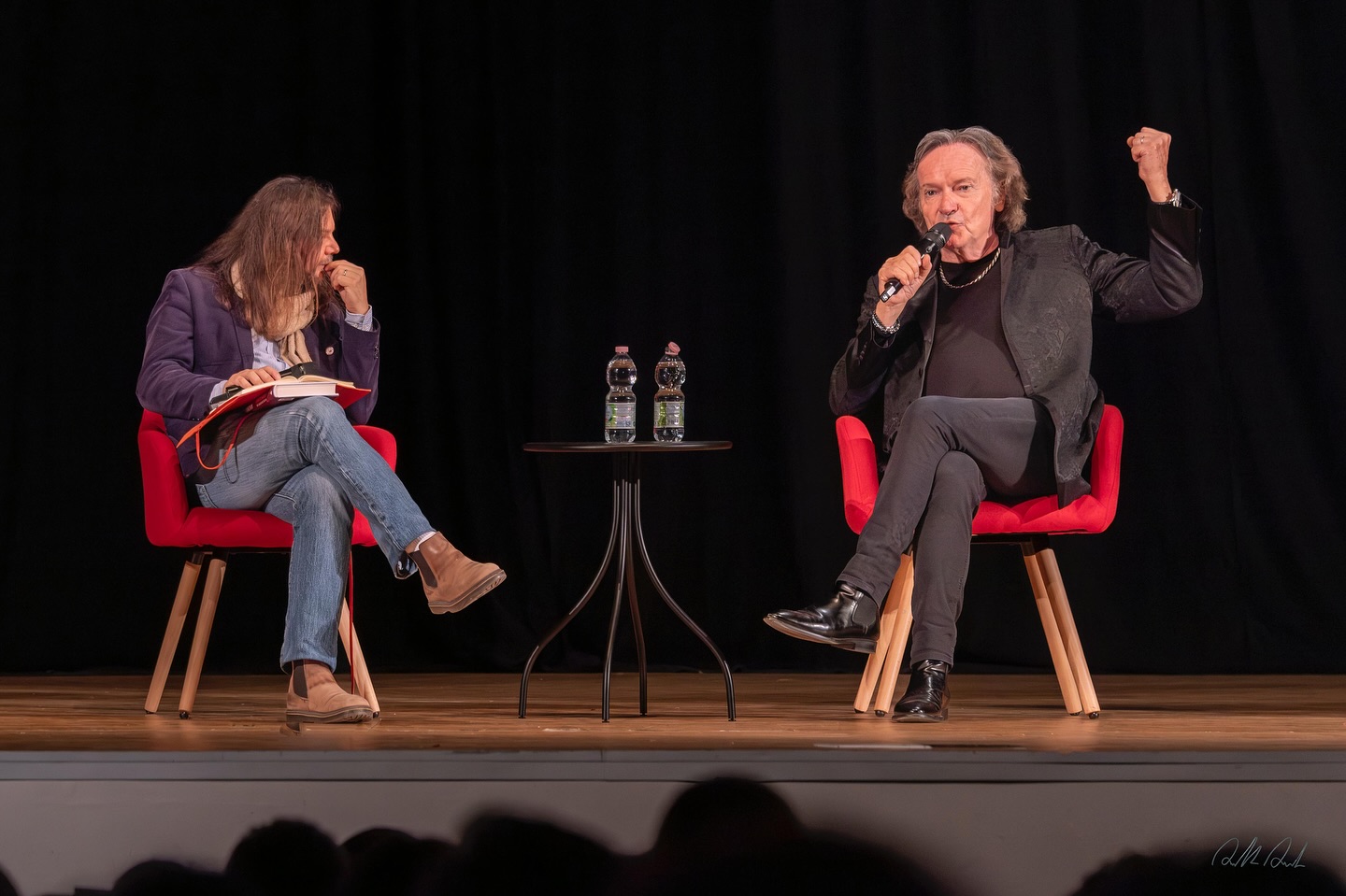 Matteo Strukul e Red Canzian sul palco del festival L’IMPRESA DELLA BELLEZZA! Foto di ANDREA ANDREETTA per SUGARPULP magazine. — presso Teatro "Quirino de Giorgio" - Vigonza.