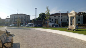 Casalserugo. La piazza ritrova il suo capitello