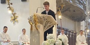 Il lettore nella Messa: stile, gesti e teologia di un ministero spesso frainteso