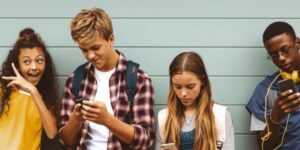 “Esci da quella stanza”. Alberto Pellai e Barbara Tamborini: “Riportiamo i nostri figli nella vita reale”