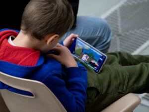 Ancora sullo smartphone. Nel dibattito irrompono le raccomandazioni della Società italiana di Pediatria