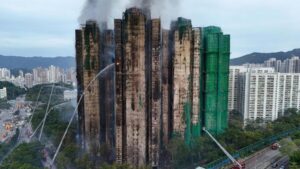 Hong Kong, palazzi in fiamme. “Città sotto shock e avvolta nel silenzio”. Sale il numero delle vittime e dei dispersi