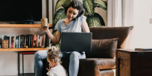 Liberiamo le madri dal senso di colpa. La Festa della mamma oggi, oltre gli stereotipi e il commercio
