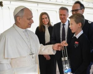 Ambasciatore di luce e di pace. La “Luce della pace” è stata accesa da Jeries Fadi Khier, 11 anni, figlio di una famiglia cristiana che vive a Betlemme