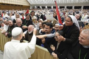 “Meno numeri, più cuore”: suor Simona Brambilla rilancia la profezia della vita consacrata