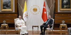 Papa in Turchia: “non cedere alla deriva della terza guerra mondiale a pezzi”