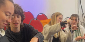 Una sciarpa contro la violenza. Donne e uomini di ogni età, si sono uniti sotto il primo sole di novembre, per dare un segno visibile contro la violenza sessuale sui bambini