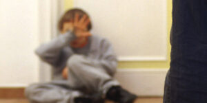 Violenza di genere. Le cicatrici invisibili che restano nel corpo e nell’anima, anche dei bambini spettatori silenziosi