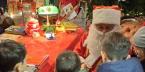 La magia di un sorriso e di un vestito rosso: il Natale di Antonino Gentile, il “Babbo Natale col carretto”