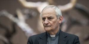 Zuppi: “Crisi, denatalità, carcere. A Natale accendiamo una luce per chi cerca futuro e giustizia”