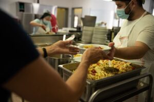 Qui si può stare: raccolta fondi delle Cucine economiche popolari per l’accoglienza invernale