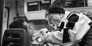 La notte fragile in stazione fra vite ferite e gesti di cura