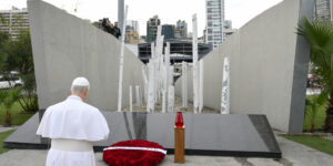 Papa in Libano: prega in silenzio nel luogo dell’esplosione al porto di Beirut