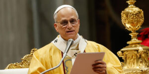 Leone XIV: alla messa della notte di Natale, “mentre l’economia tratta gli uomini come merce, Dio rivela la dignità”