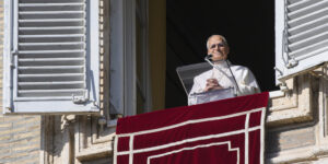 Leone XIV: Angelus, “chi sceglie la pace è ridicolizzato e accusato di favorire i nemici”