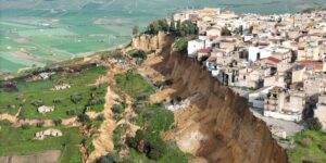 Frana a Niscemi. Il parroco don Cafà: “Quartieri sospesi nel vuoto e comunità sotto choc ma il Signore c’è”