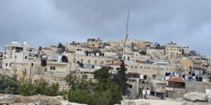 Taybeh, villaggio cristiano in Cisgiordania tra attacchi dei coloni, resistenza della comunità e sostegno della Chiesa